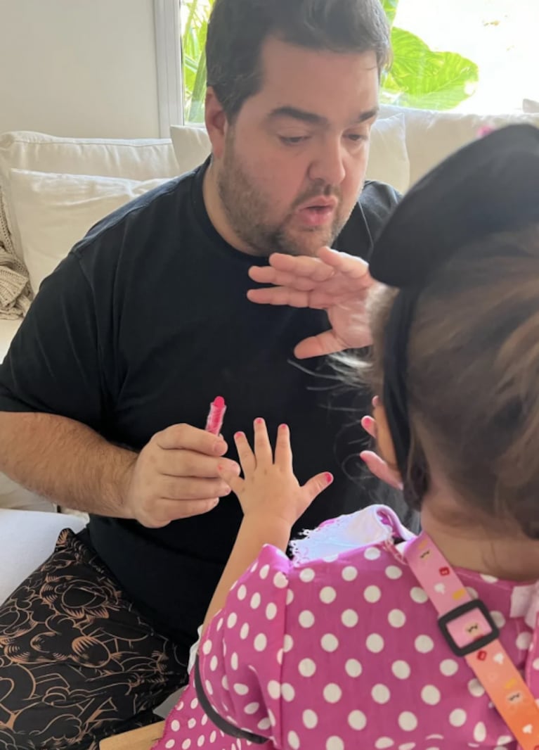 Darío Barassi le pintó las uñas a su hija y compartió las tiernas fotos: "Fue a la manicura"