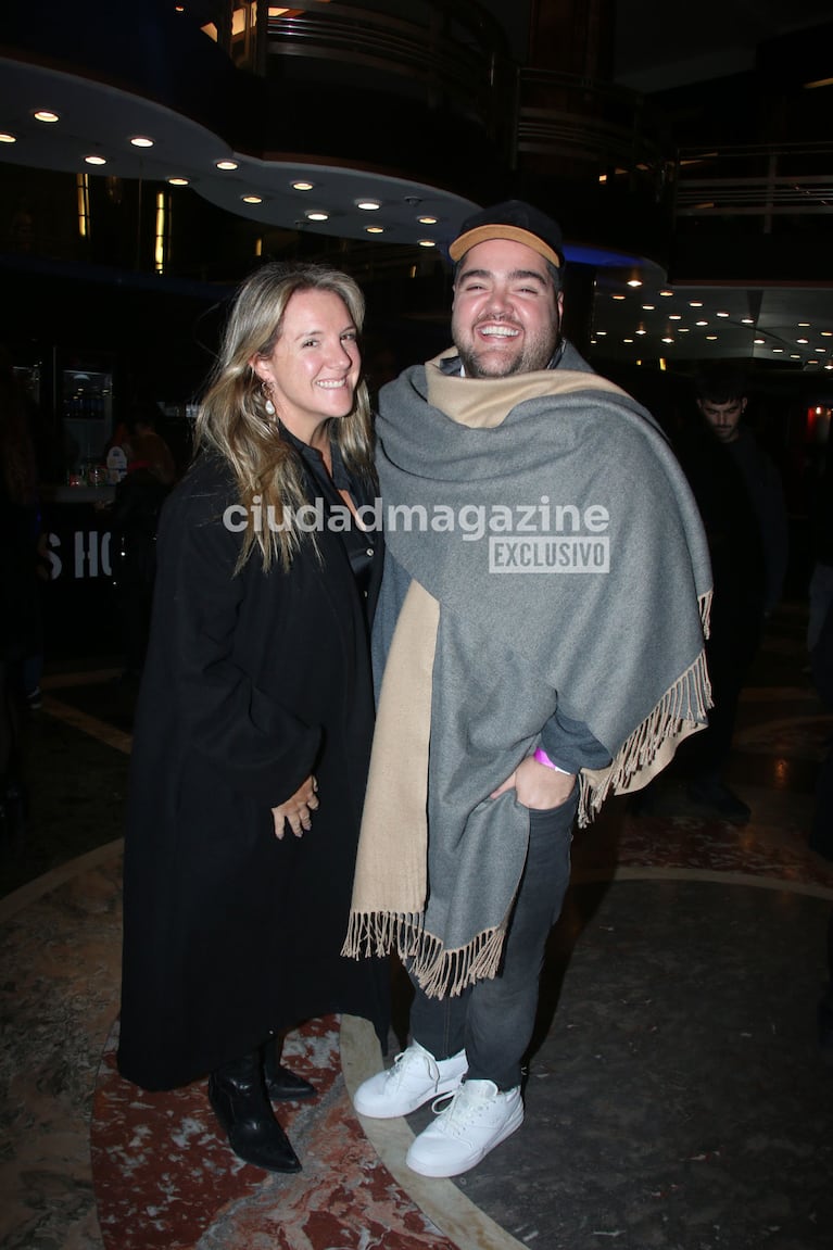 Darío Barassi y Lucía Gómez Centurión fueron al teatro a ver Rent (Foto: Movilpress).