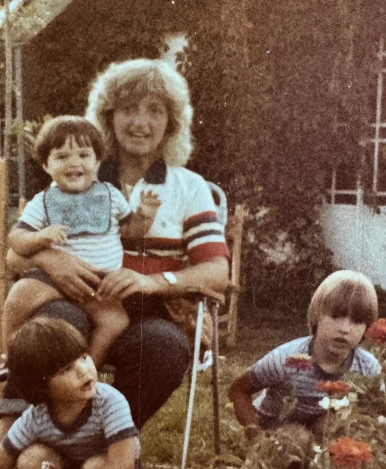 Darío con su mamá y sus hermanos cuando era chico.