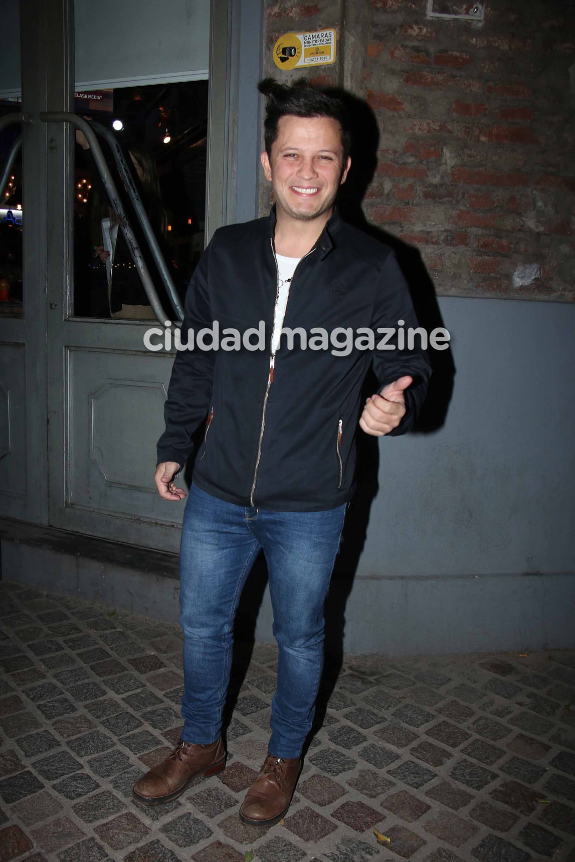 Darío Lopilato fue al bar de Nicolás Vázquez a ver el debut de Mi hermano es un clon. (Foto: Movilpress)