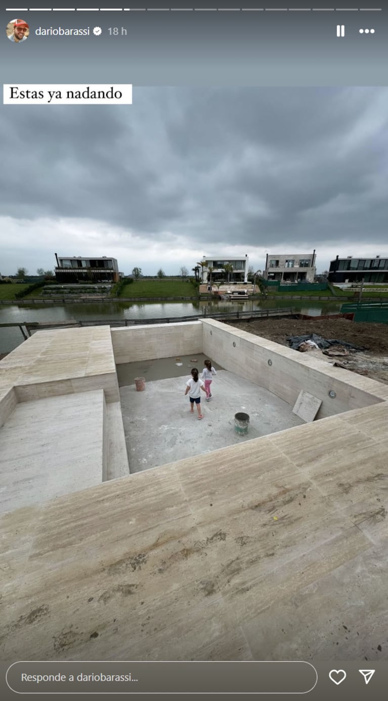 Darío visitó con su familia la construcción de su casa soñada.