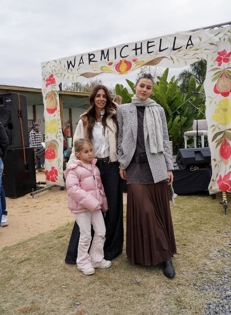 Delfina García Moritán debutó como cantante y su hermana Ana la alentó con ternura: las fotos en familia