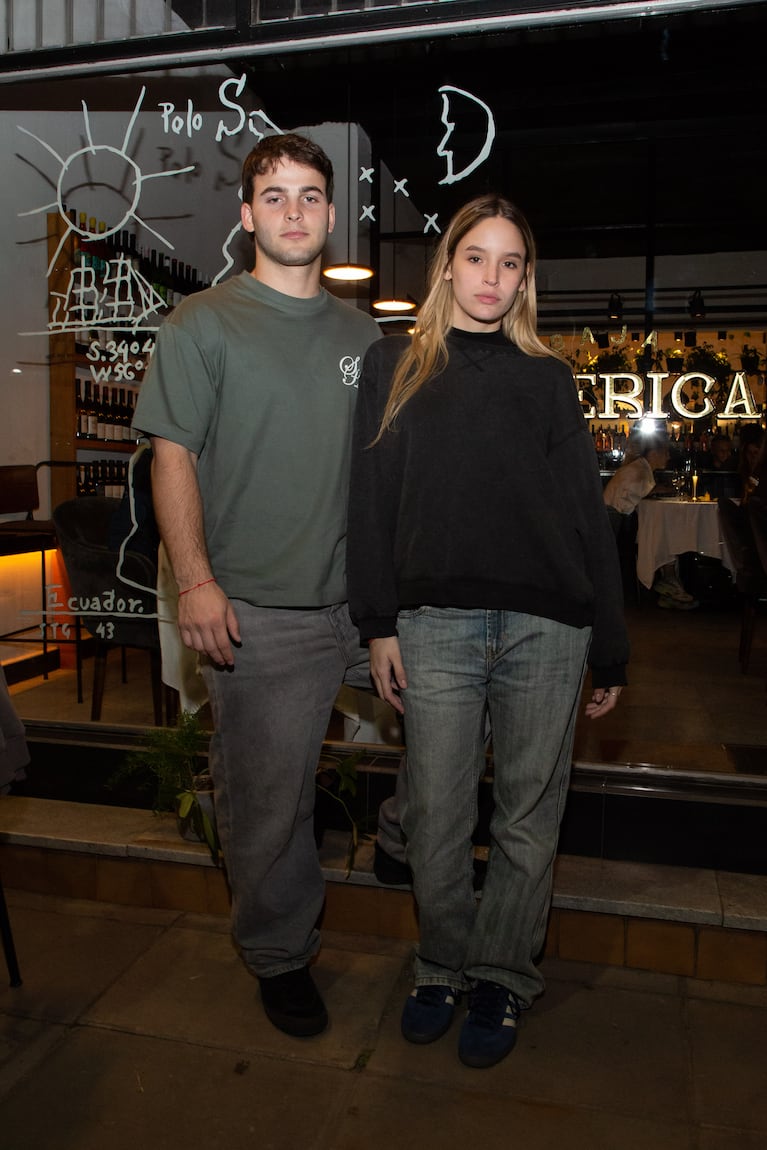 Denim + sastrería: Eva Bargiela optó por un match trendy para un evento exclusivo