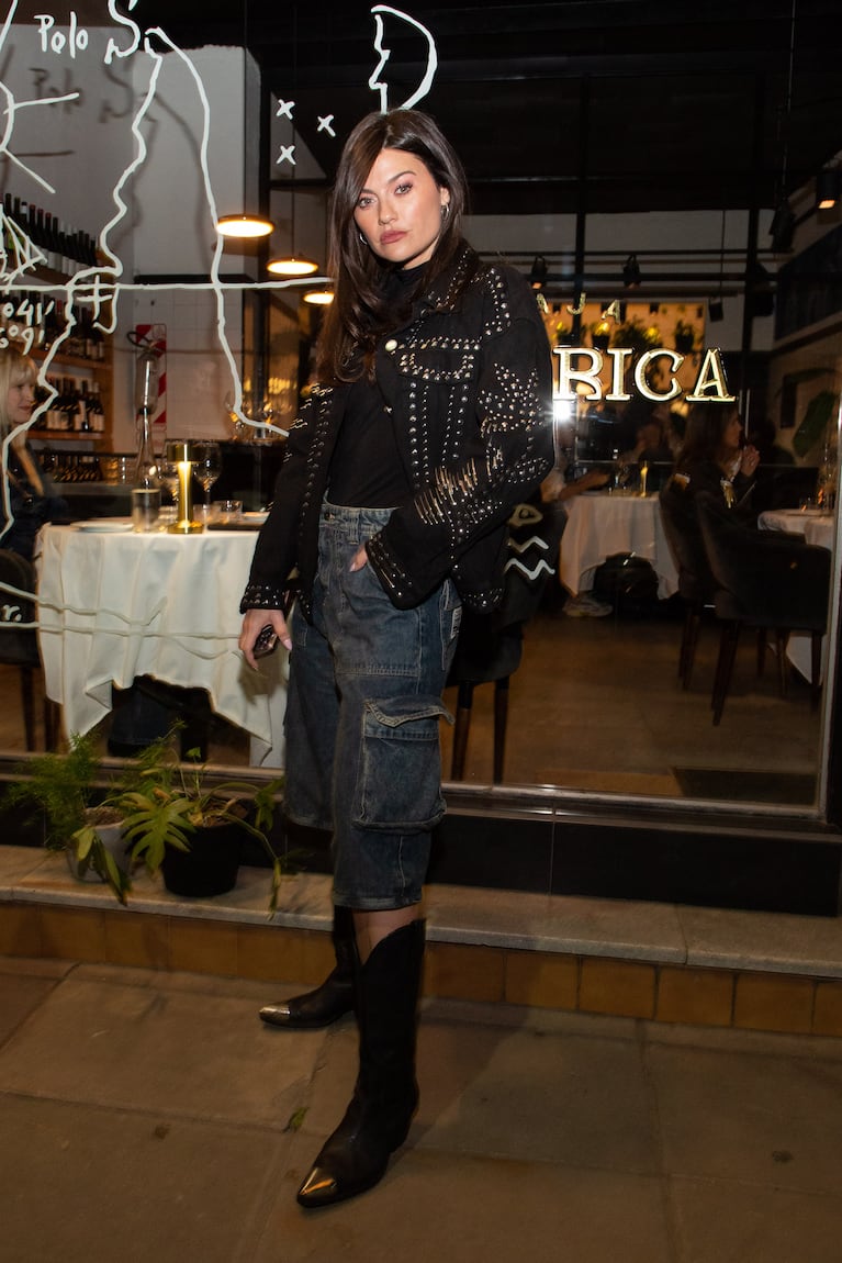 Denim + sastrería: Eva Bargiela optó por un match trendy para un evento exclusivo