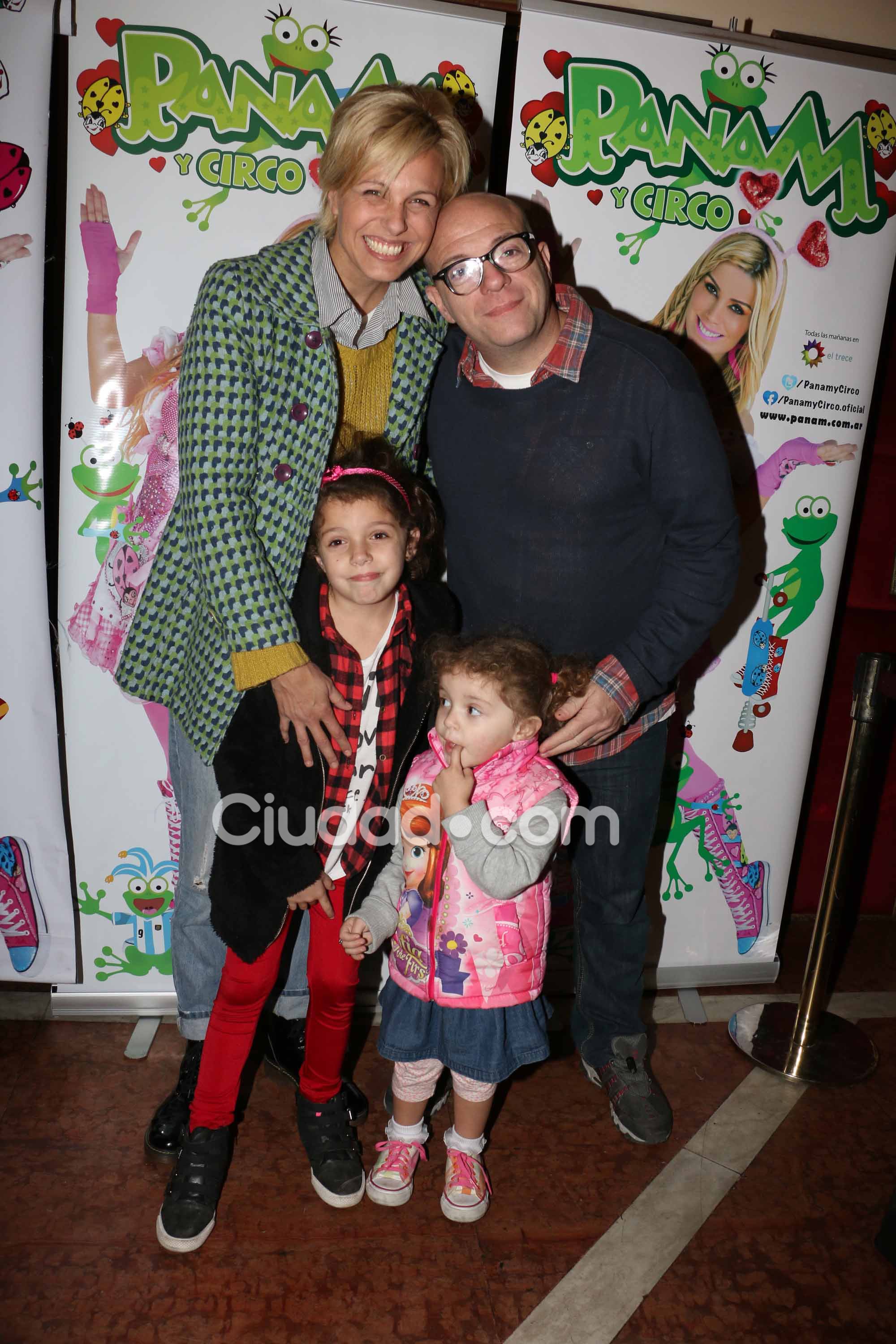 Denis y Campi llevaron a sus hijas a ver Panam y Circo (Foto: Movilpress)