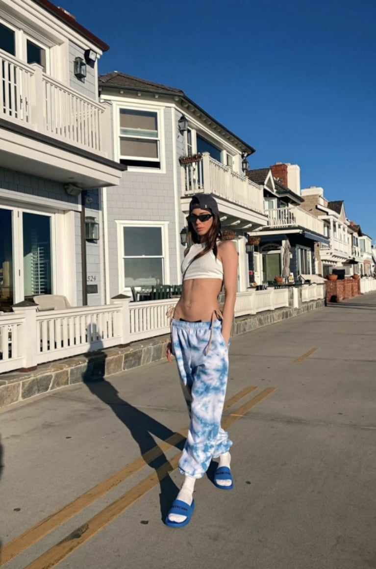 ¡Desde California! El relajado look de Tini Stoessel, ¡con chancletas y medias! que no pasó desapercibido