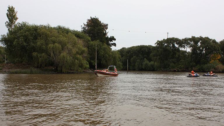 Detuvieron a un hombre que tiraba partes de un cuerpo descuartizado en el Río Luján