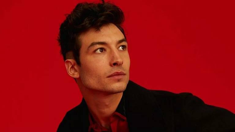 Detuvieron al actor Ezra Miller en un bar de karaoke: su extenso historial con la policía