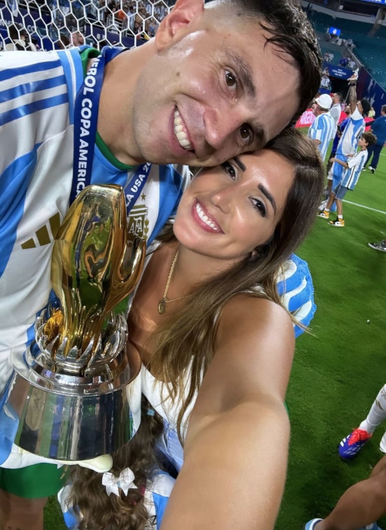 Dibu celebró con su familia su triunfo en la Copa América.