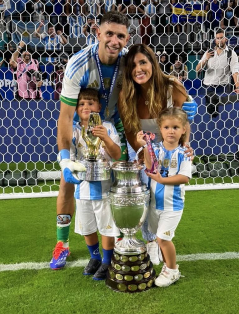 Dibu celebró con su familia su triunfo en la Copa América.