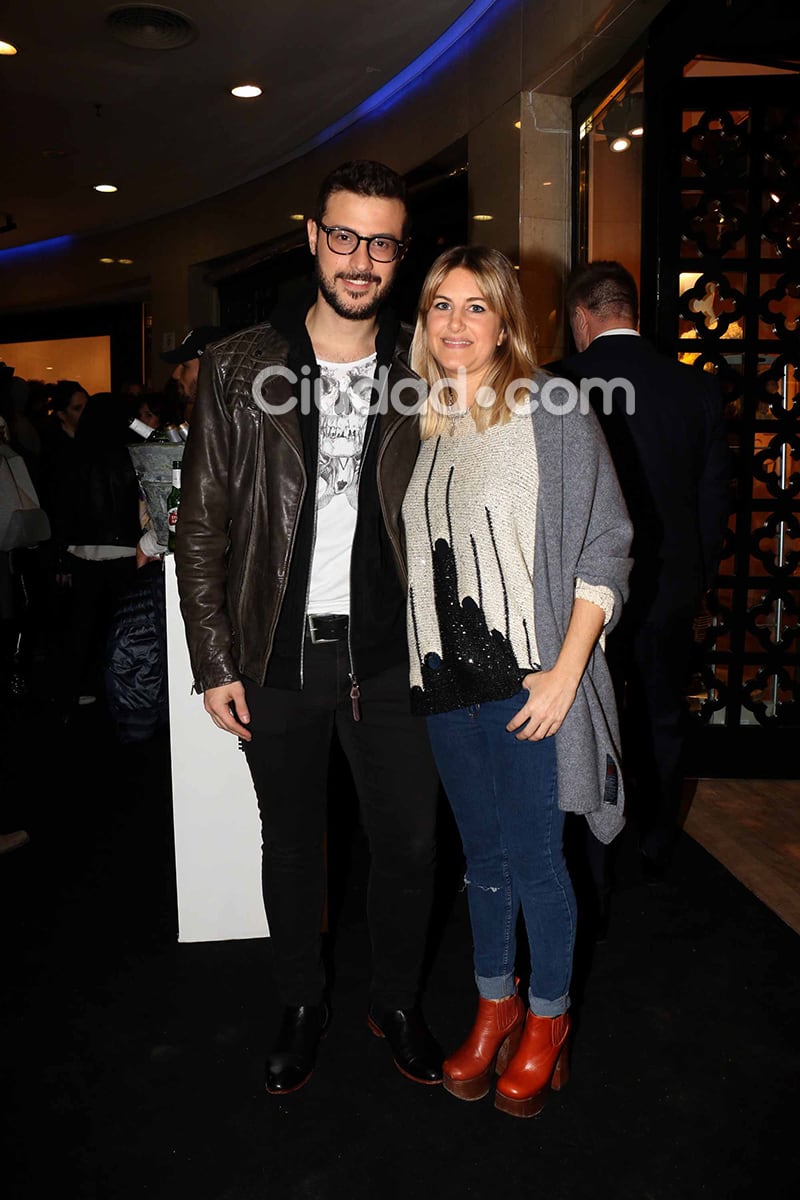 Diego Leuco y su novia Daniela en la apertura de Ginebra Hommes. Foto: Movilpress-Ciudad.com.