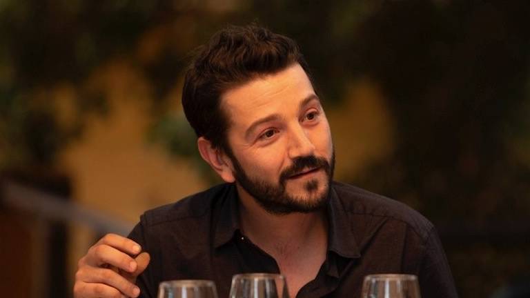 Diego Luna debuta como director de series con Todo va a estar bien