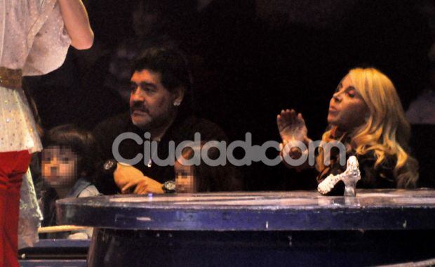 Diego Maradona, Claudia Villafañe y su nieto disfrutaron de Disney on Ice (Foto: Jennifer Rubio). 