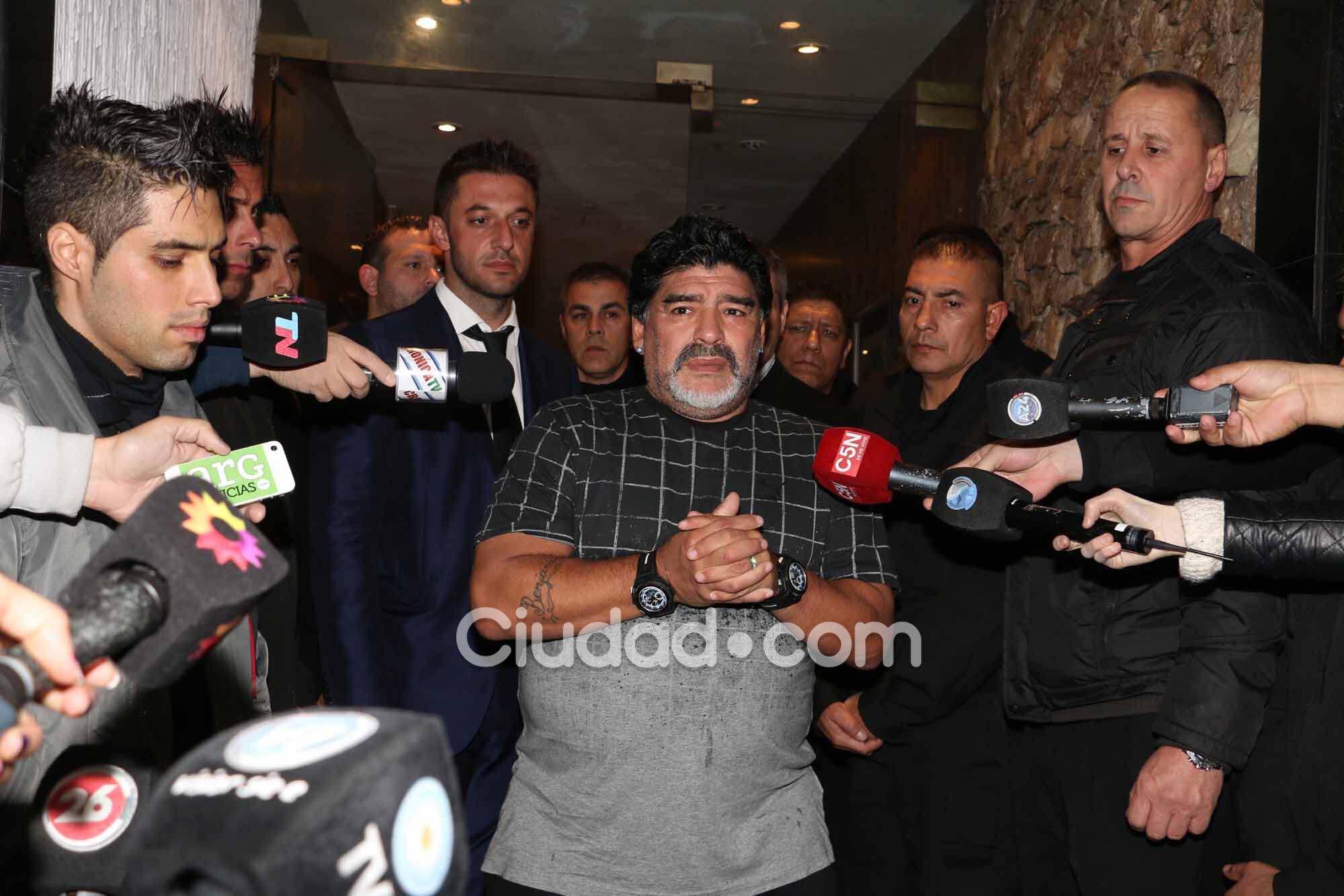 Diego Maradona en el velatorio de su papá. (Foto: Movilpress-Ciudad.com)