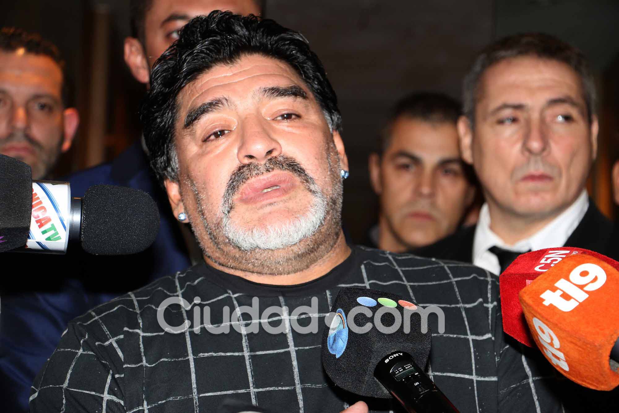 Diego Maradona en el velatorio de su papá. (Foto: Movilpress-Ciudad.com)