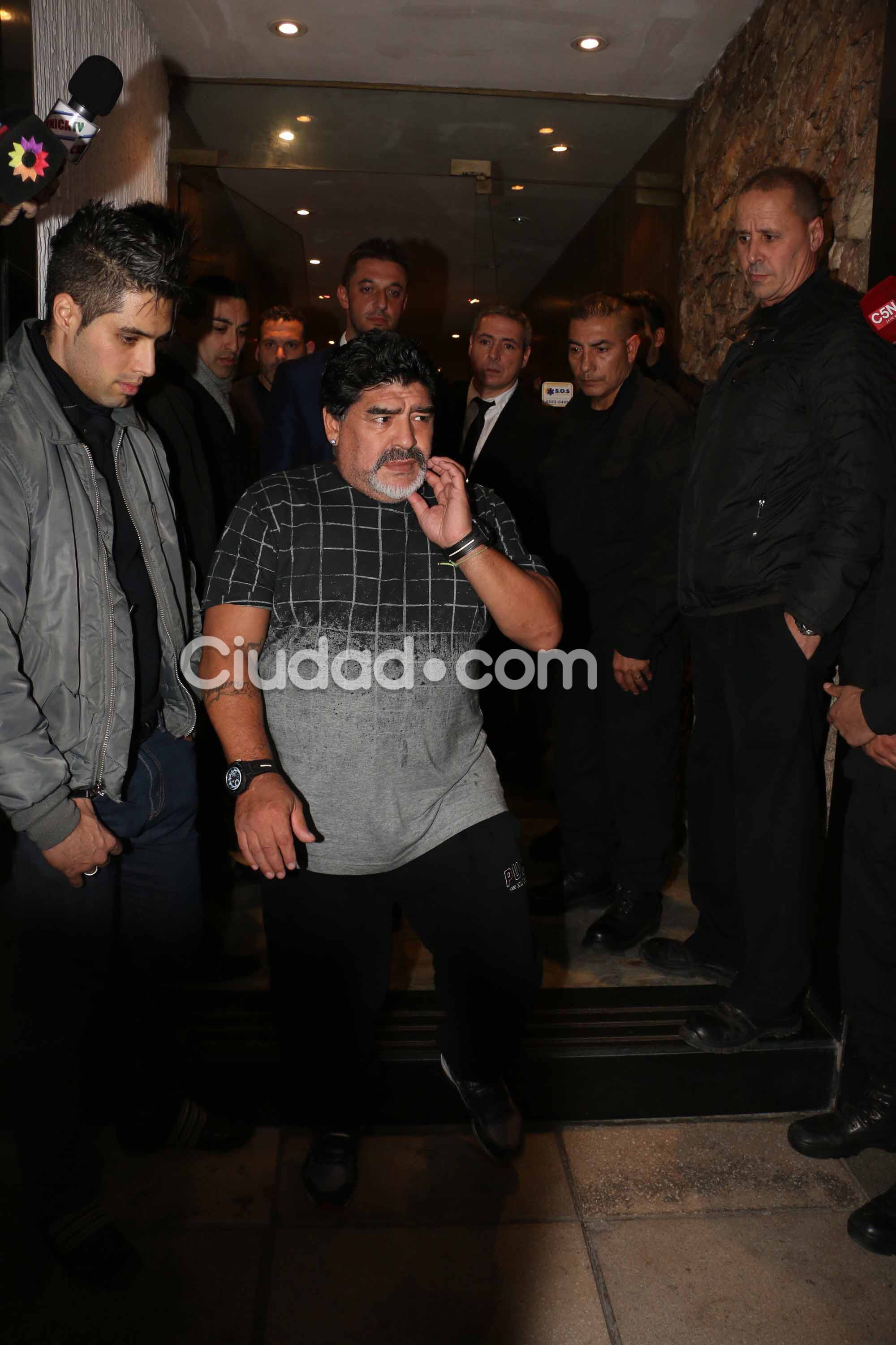 Diego Maradona en el velatorio de su papá. (Foto: Movilpress-Ciudad.com)