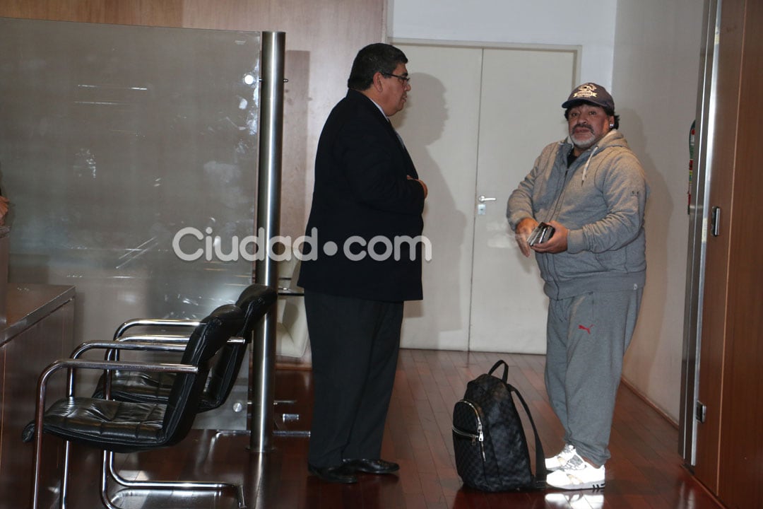  Diego Maradona se fue solo a Dubai tras pelearse con Rocío Oliva. (Foto: Movilpress / Ciudad.com)