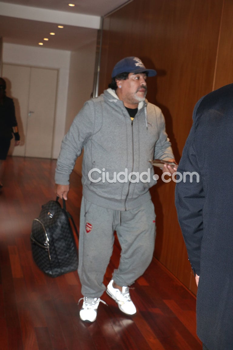  Diego Maradona se fue solo a Dubai tras pelearse con Rocío Oliva. (Foto: Movilpress / Ciudad.com)