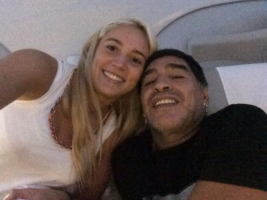 Diego Maradona y su novia, Rocío Oliva, en el avión rumbo a Dubai. (Foto: @rociooliva4)