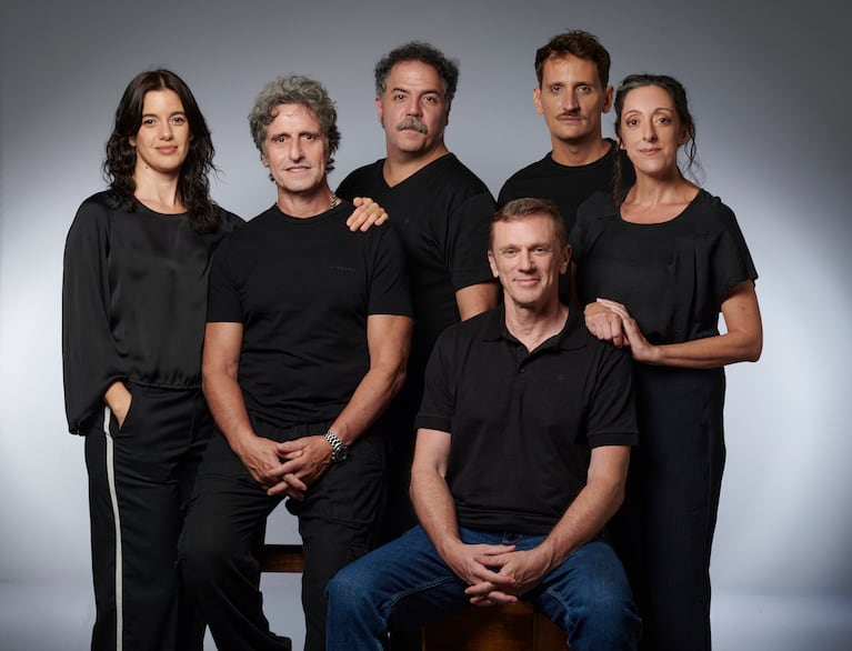 Diego Peretti y Federico D'Elia con el elenco de “El Jefe del jefe”. Foto: SMW