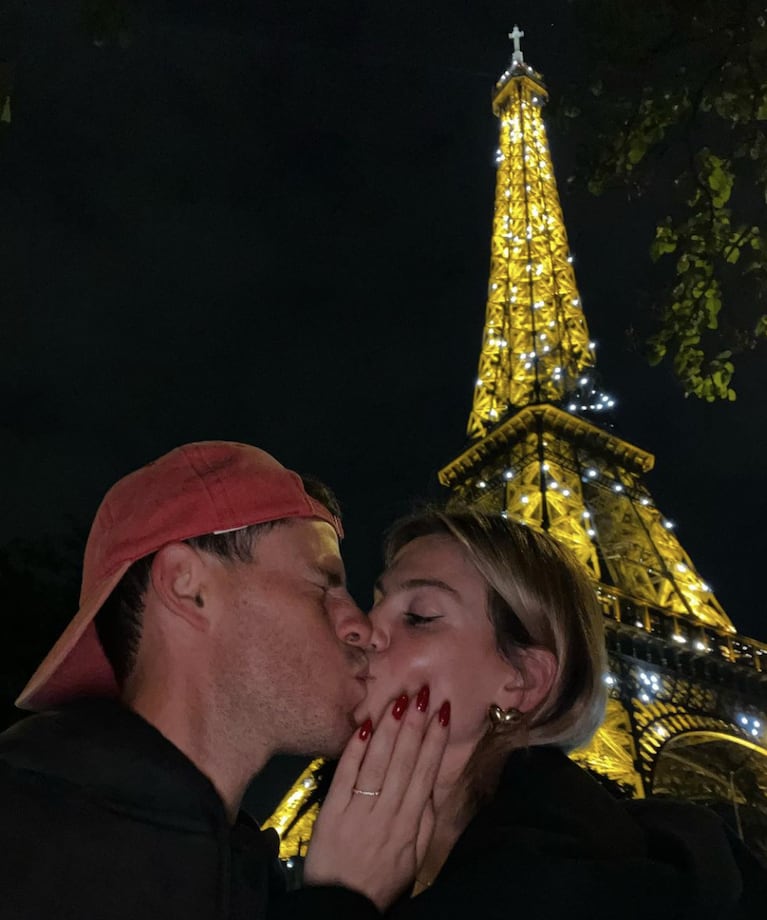 Diego Schwartzman le propuso casamiento a Eugenia De Martino a los pies de la Torre Eiffel: la foto