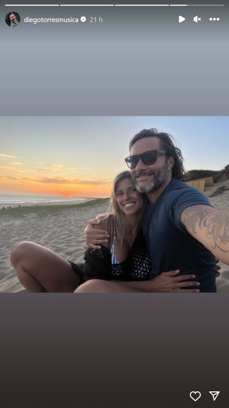 Diego Torres compartió una tierna postal con su nueva novia en la playa: abrazos y mimos a orillas del mar