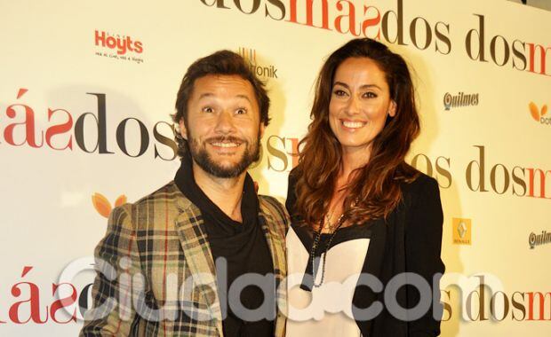 Diego Torres y Débora Bello, enamorados en el estreno (Foto: Jennifer Rubio). 