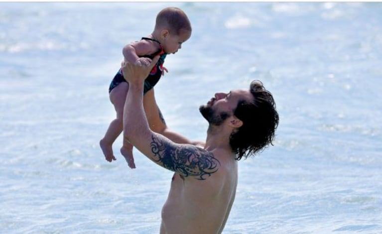 Diego Torres y Nina en la playa. (Foto: Hola.com.ar)