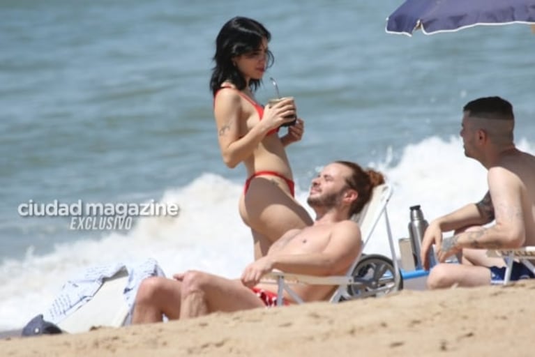 Diosa total, Lali Espósito disfruta con amigos en las playas de Punta del Este: las imperdibles fotos 