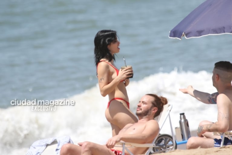 Diosa total, Lali Espósito disfruta con amigos en las playas de Punta del Este: las imperdibles fotos 