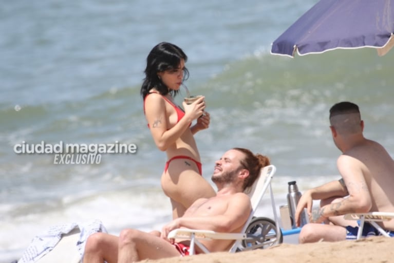 Diosa total, Lali Espósito disfruta con amigos en las playas de Punta del Este: las imperdibles fotos 