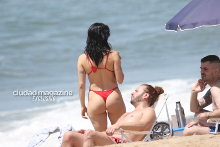 Diosa total, Lali Espósito disfruta con amigos en las playas de Punta del Este: las imperdibles fotos 