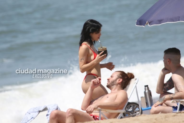 Diosa total, Lali Espósito disfruta con amigos en las playas de Punta del Este: las imperdibles fotos 