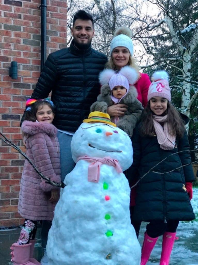 Divertidas fotos de Eliana Guercio y Chiquito Romero armando un muñeco de nieve con sus hijas en Inglaterra