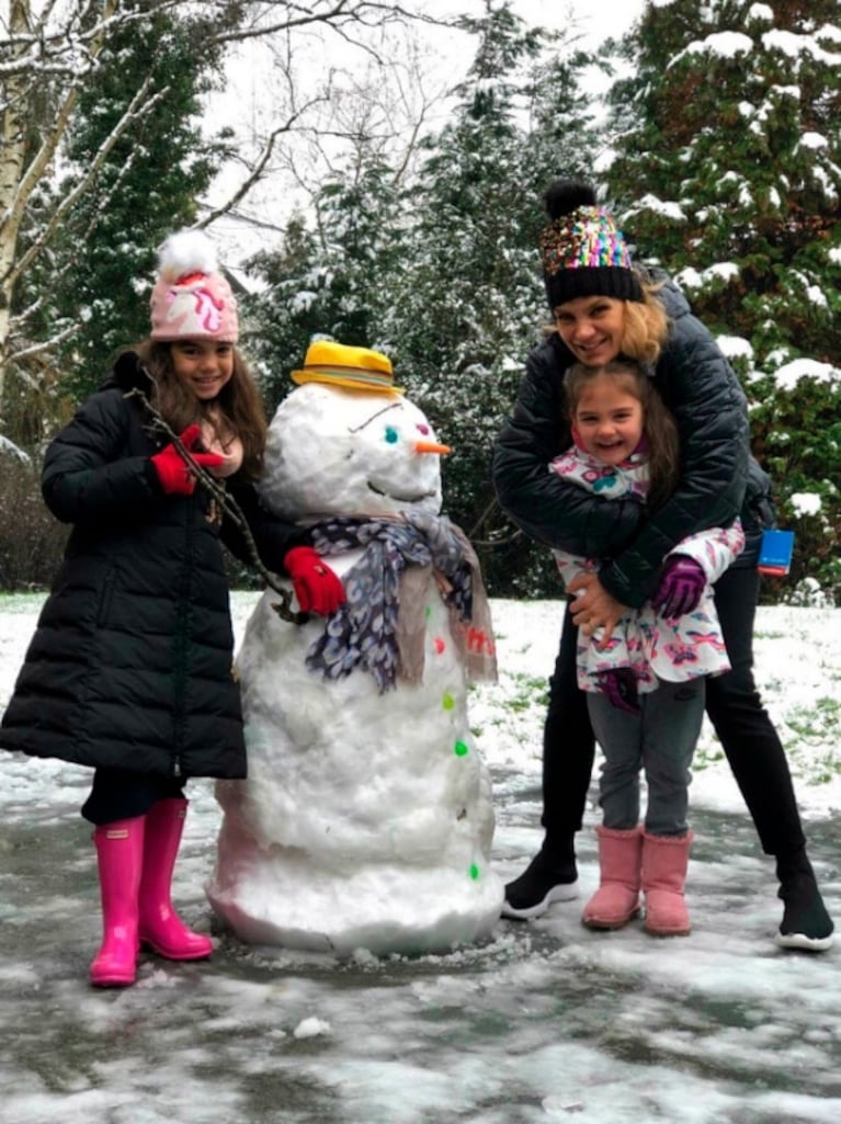 Divertidas fotos de Eliana Guercio y Chiquito Romero armando un muñeco de nieve con sus hijas en Inglaterra