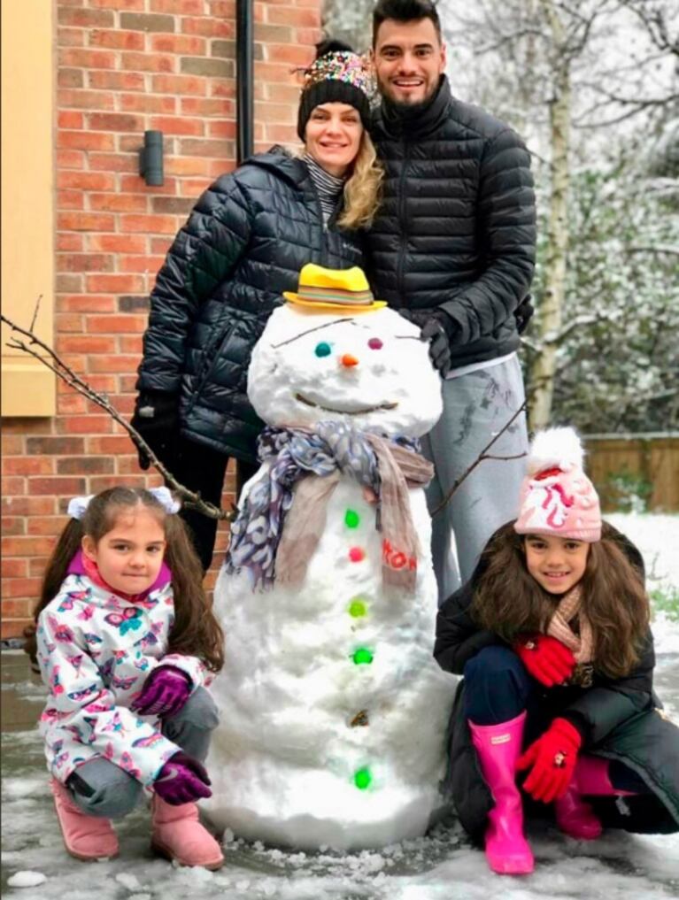 Divertidas fotos de Eliana Guercio y Chiquito Romero armando un muñeco de nieve con sus hijas en Inglaterra