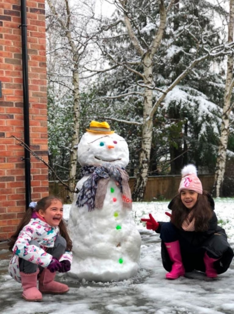 Divertidas fotos de Eliana Guercio y Chiquito Romero armando un muñeco de nieve con sus hijas en Inglaterra