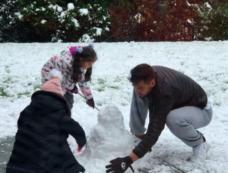 Divertidas fotos de Eliana Guercio y Chiquito Romero armando un muñeco de nieve con sus hijas en Inglaterra