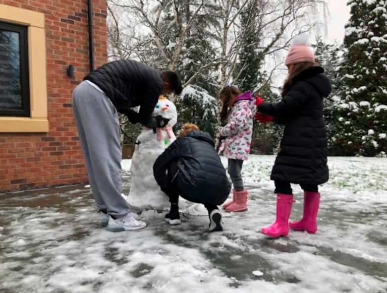 Divertidas fotos de Eliana Guercio y Chiquito Romero armando un muñeco de nieve con sus hijas en Inglaterra