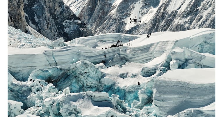 DJI ha probado con éxito la entrega de suministros para escaladores en el Monte Everest usando drones.
