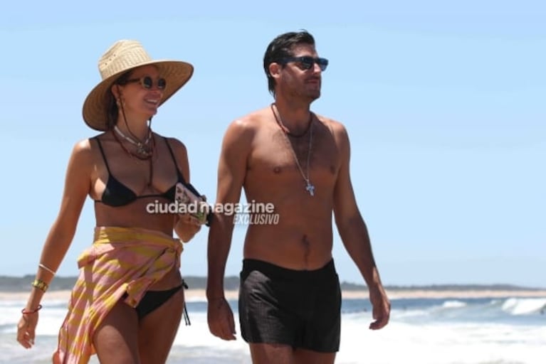 Dolores Barreiro, a los besos y abrazos con su novio en la playa