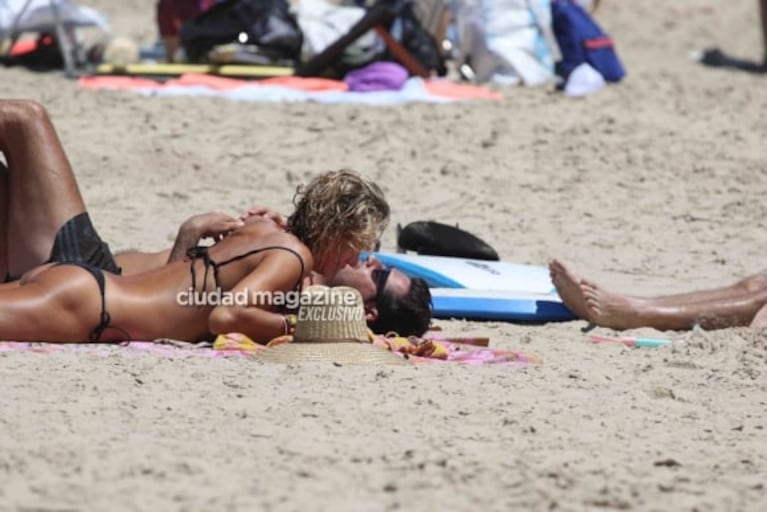 Dolores Barreiro, a los besos y abrazos con su novio en la playa