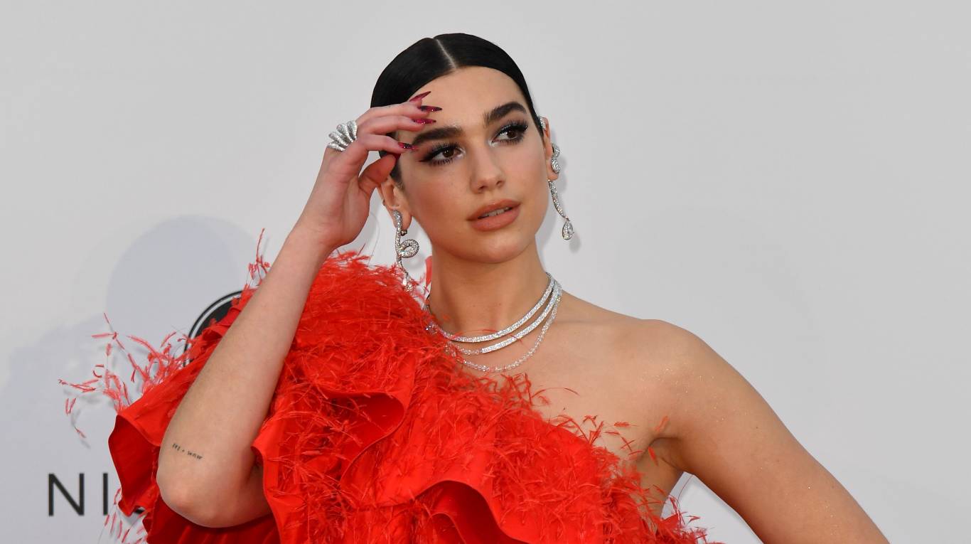 Dua Lipa retrasa su gira europea a 2022