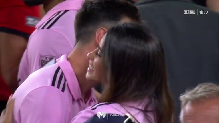 El abrazo de Lionel Messi y Antonela Roccuzzo. Foto: Captura de TV