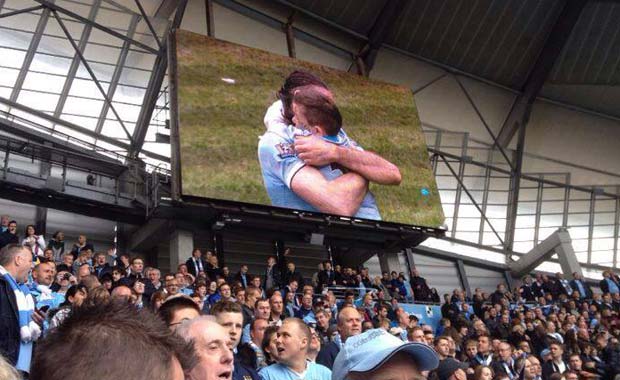 El abrazo de Martín Demichelis con su hijo Bastián. (Foto: Facebook)