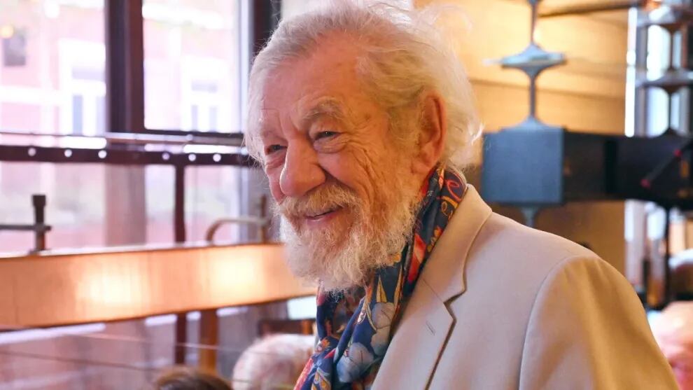 El actor Ian McKellen se retira de su gira teatral tras caerse de un escenario