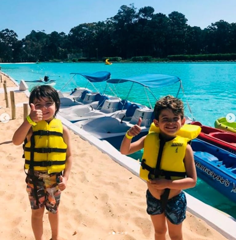 El álbum de Gisela Bernal y Claudia Fernández, dos diosas divirtiéndose en la playa con sus hijos 