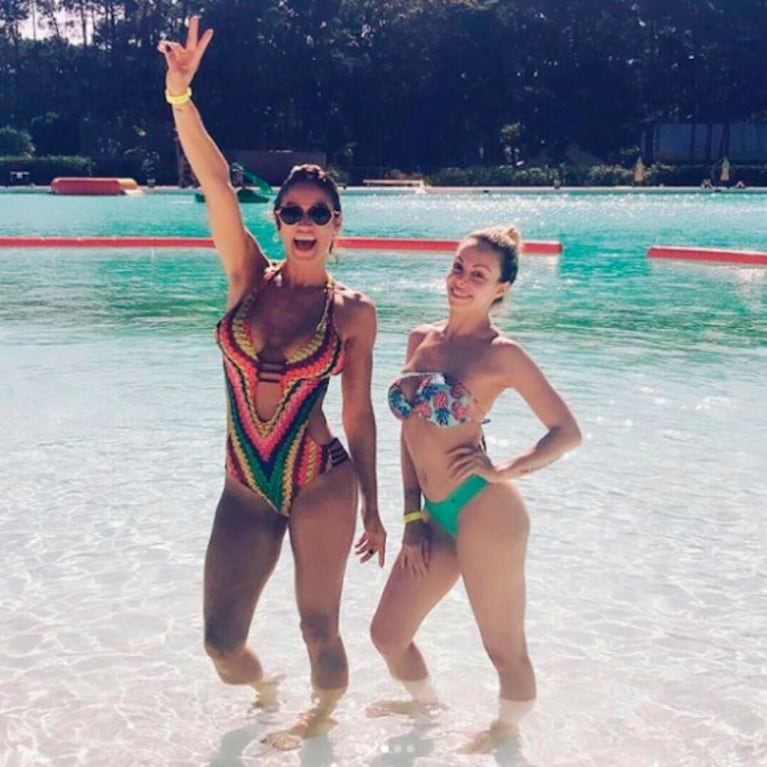 El álbum de Gisela Bernal y Claudia Fernández, dos diosas divirtiéndose en la playa con sus hijos 