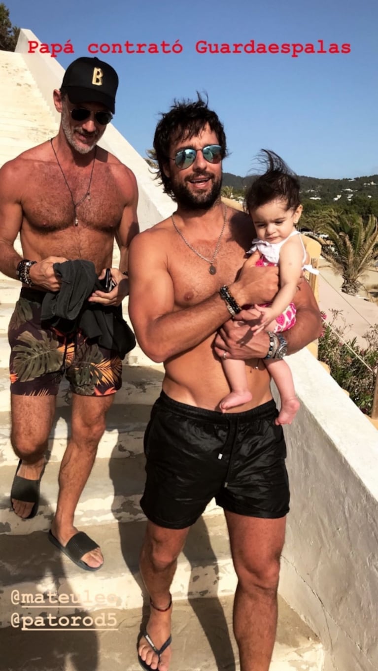 El álbum de las vacaciones en familia de Rulo y Gabriela Sari con su hija en Ibiza: "Disfrutando los tres"