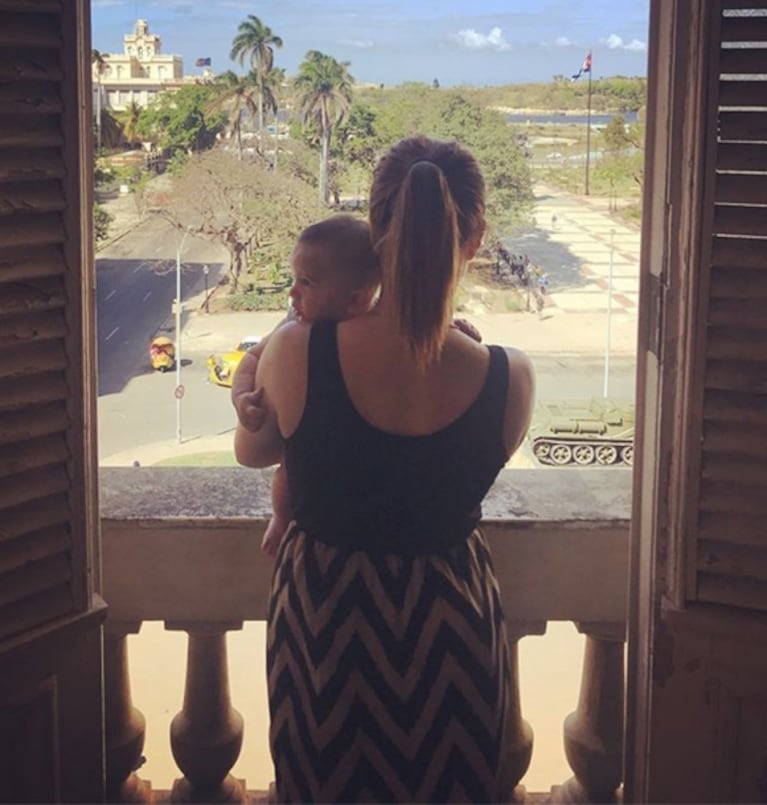 El álbum íntimo de las vacaciones de Agustina Kämpfer y su bebé en Cuba: "Comandante de mi vida"
